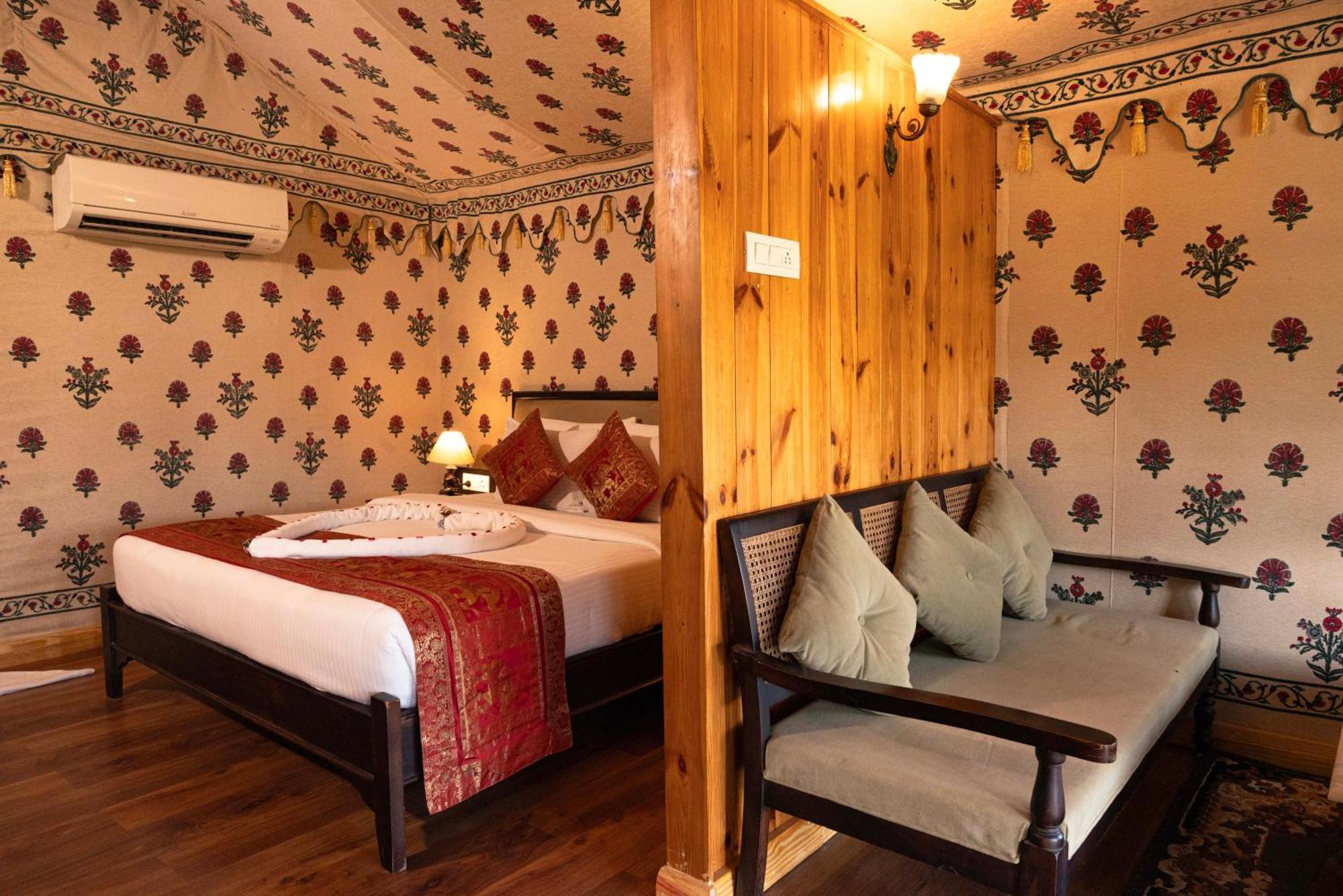 Resort Om Benares, 5*